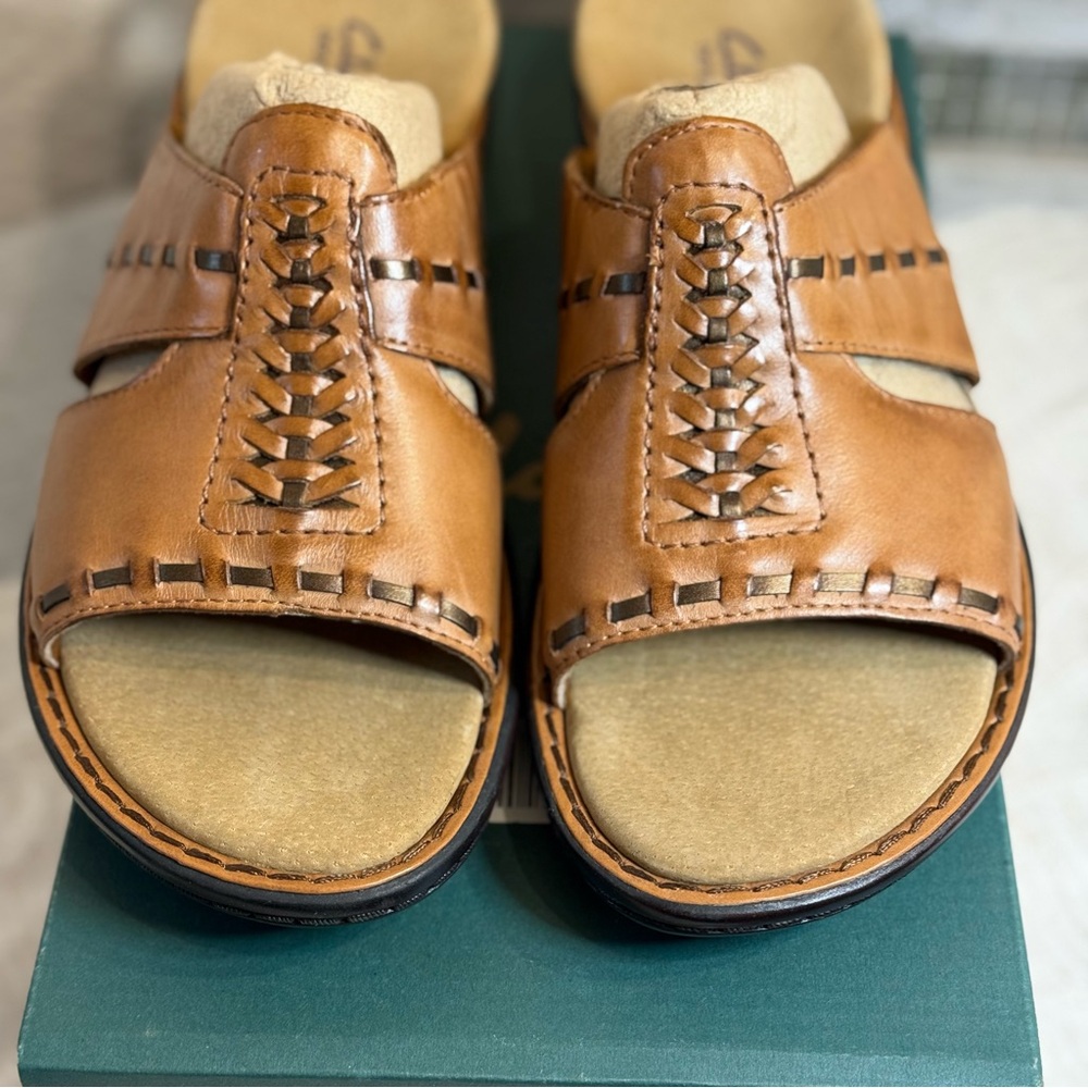 Women's Clarks bendables
Ina Bow Tan Slip in Mule
Sandals Women's Sz 9 1/2 - Picture 2 of 10